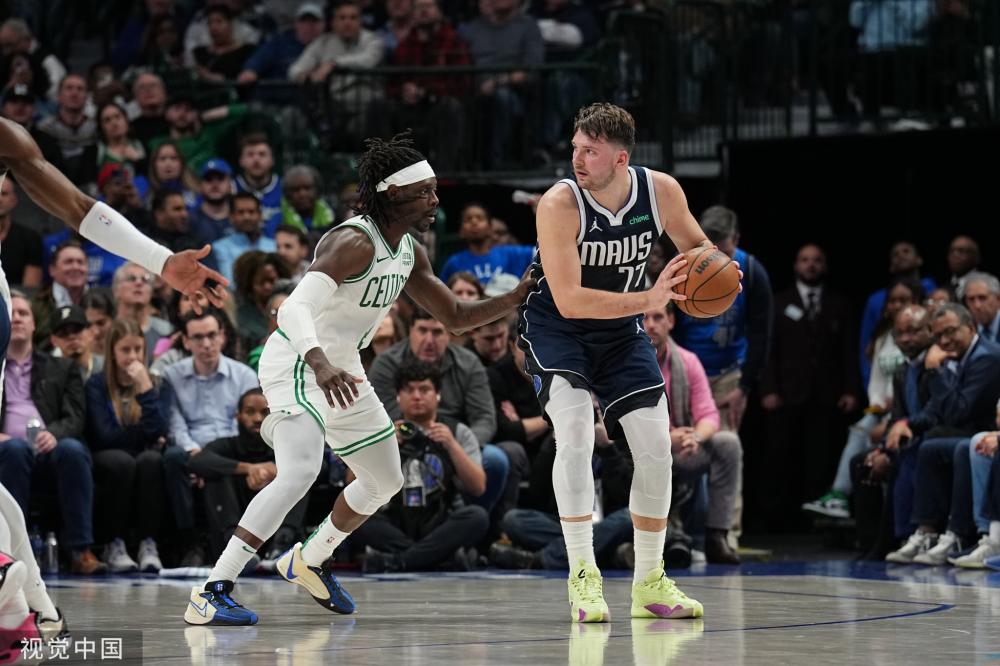 展现出他在 展现出他在